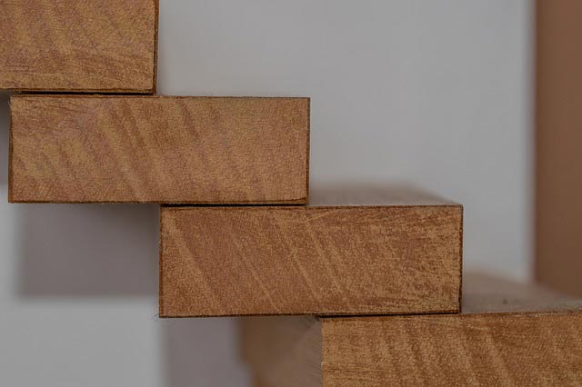 Montaż schodów drewnianych – jak wykonać go szybko i skutecznie?