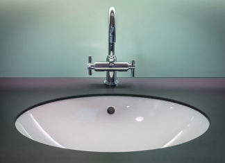 Montaż umywalki i baterii podtynkowej w stylu profesjonalnego hydraulika