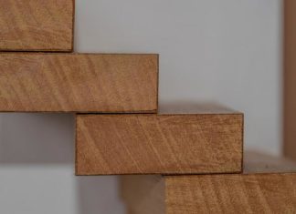 Montaż schodów drewnianych – jak wykonać go szybko i skutecznie?