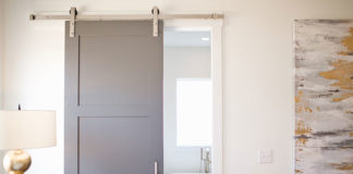 Drzwi wewnętrzne w małym mieszkaniu. Jakie drzwi montować w kawalerkach?
