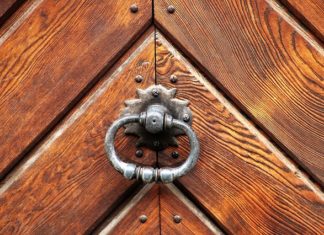 Drewniane elementy elewacji budynku, które można wykonać samodzielnie