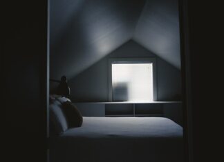 Jak wybrać łóżko do sypialni na poddaszu ze skosami? łóżka do sypialni
