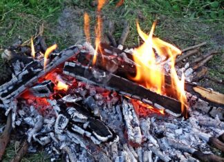 Jak rozpalić bez rozpałki?