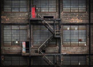 Ile osób może przebywać równocześnie na drabinie w czasie ewakuacji? Ile osób może przebywać równocześnie na drabinie w czasie ewakuacji?