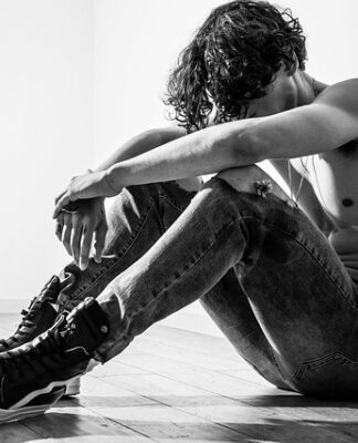 Jak wieszać spodnie w szafie?