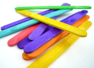 Gdzie się wyrzuca patyczki do uszu?