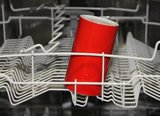 Czy otwierać się zmywarkę po umyciu naczyń?