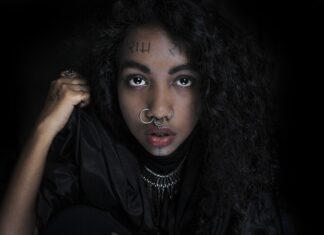 Jak zamontować rurkę w szafie?