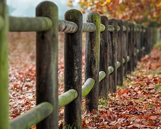 Jak głęboko kopać dołki pod słupki ogrodzeniowe?