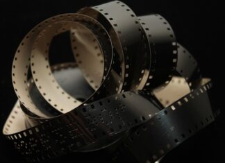 Czy trzeba zdejmować folię z kostek do zmywarki?