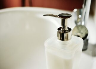 Jak napełnić dozownik do mydła?