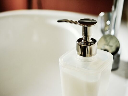 Jak napełnić dozownik do mydła?