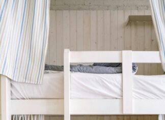 Piętrowe łóżko w sypialni. Praktyczne rozwiązanie dla rodzin z dziećmi Piętrowe łóżko w sypialni