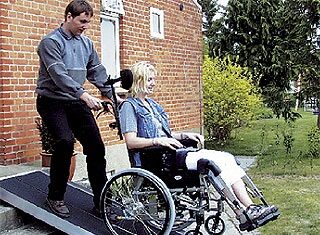 Likwidacja barier na miarę potrzeb – rampy podjazdowe dla niepełnosprawnych